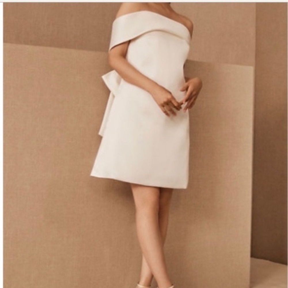 Amsale LW165 - Bow Back Shift Dress